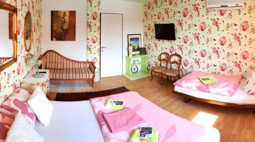 اتاق لوکس سه تخته, Hostel Pansion Lion