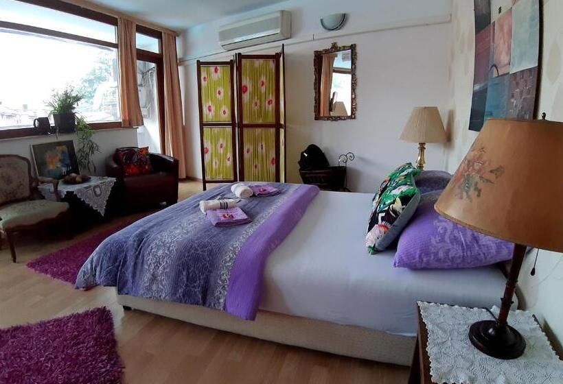 اتاق استاندارد چهارنفره با بالکن, Hostel Pansion Lion