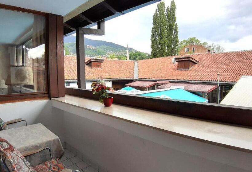 اتاق استاندارد چهارنفره با بالکن, Hostel Pansion Lion