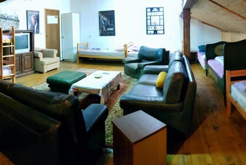 تختخواب در اتاق مشترک, Hostel Pansion Lion