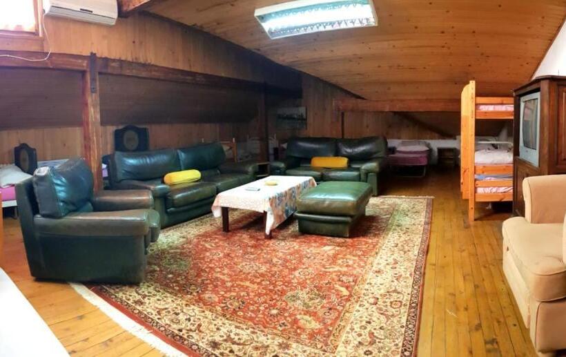 تختخواب در اتاق مشترک, Hostel Pansion Lion