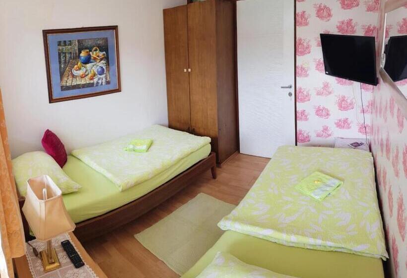 اتاق استاندارد با بالکن, Hostel Pansion Lion