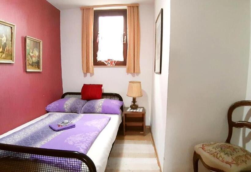 اتاق لوکس یک تخته, Hostel Pansion Lion
