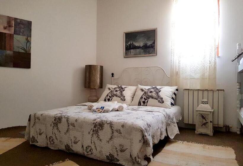 اتاق لوکس خانوادگی, Hostel Pansion Lion