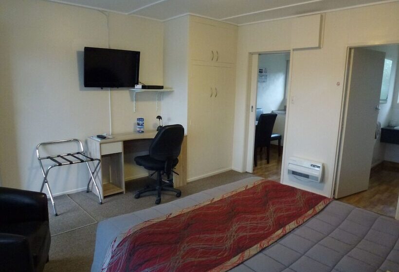 Студио Executive, Asure Adcroft Motel