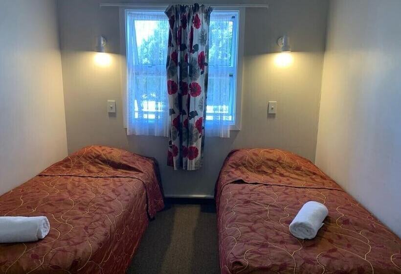 Семейный Номер, Apple Motor Inn