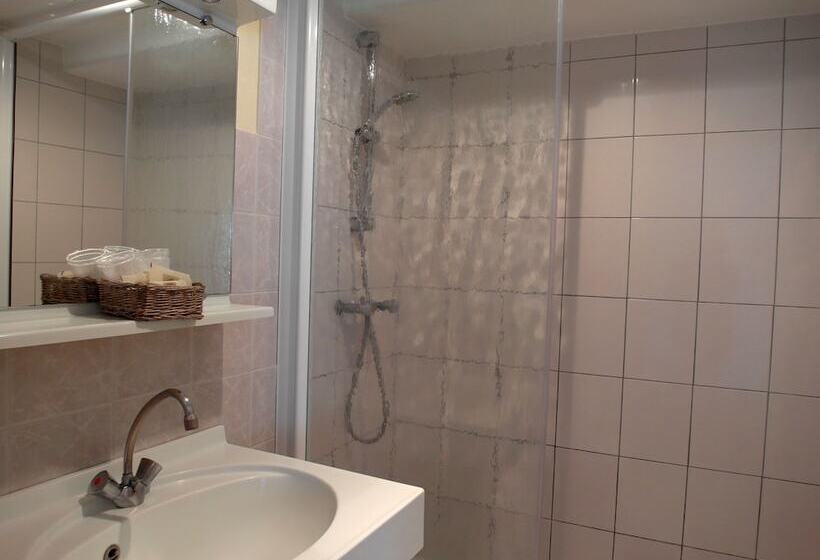 Четырехместный Номер Superior, Logis Hôtel Du Cygne