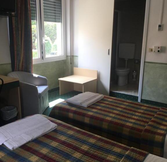 اتاق استاندارد چهار تخته, Astoria