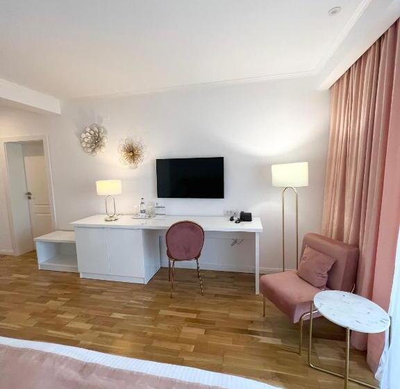 اتاق لوکس با چشم‌انداز باغ, Krystal Boutique Mansion