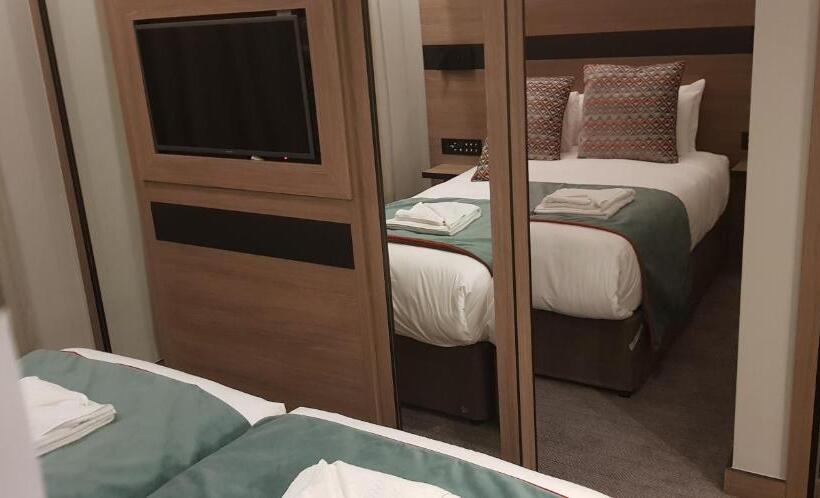 Четырехместный Номер Superior, Merit Kensington
