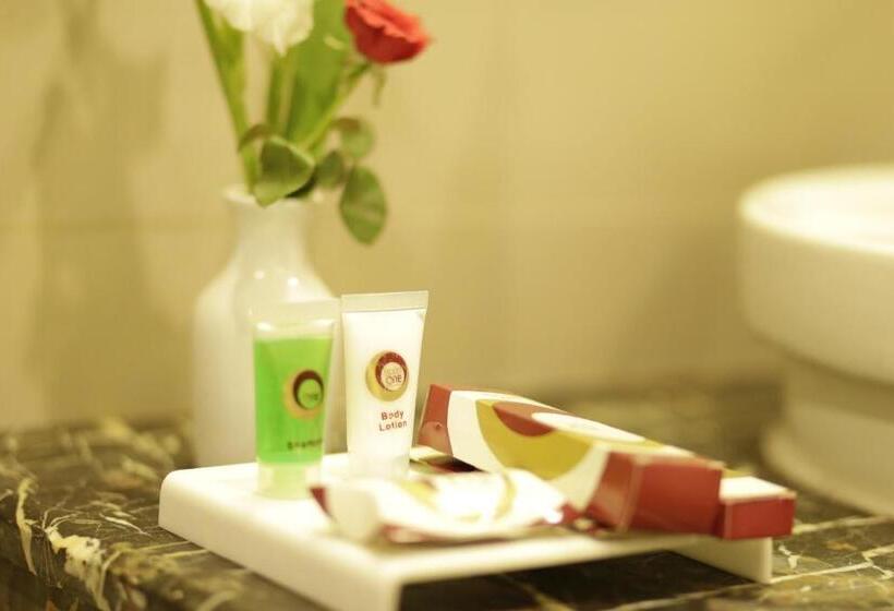 اتاق اجرایی با تخت بزرگ, One Bahawalpur
