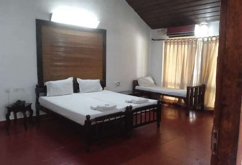 Quarto Deluxe com Sacada, Kumarakom Tharavadu   A Heritage Hotel, Kumarakom