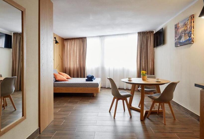 디럭스 스튜디오, El Patio Hostal