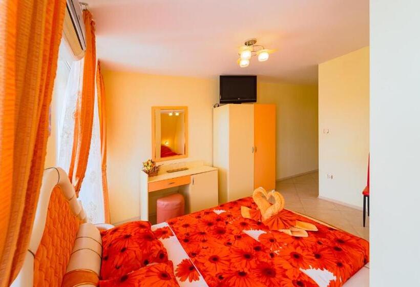 חדר משפחתי צדדי נוף לים, Boutique Guest House  Sofia