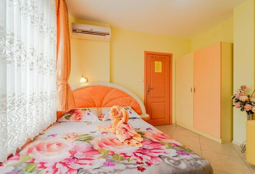 חדר סטנדרט נוף לים עם מרפסת, Boutique Guest House  Sofia