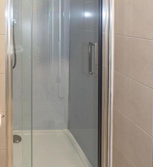 اتاق استاندارد چهار تخته, Aisling Guest House