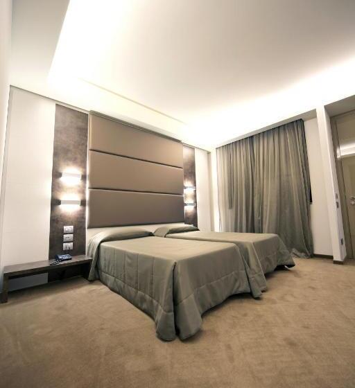 غرفة قياسية ثلاثية, Albergo Dei Laghi