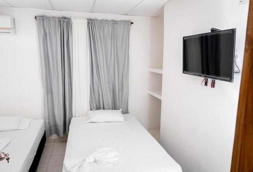 اتاق استاندارد سه تخته با سرویس بهداشتی مشترک, Oresca Hostel