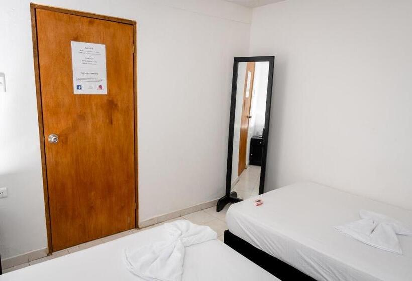 اتاق استاندارد سه تخته با سرویس بهداشتی مشترک, Oresca Hostel