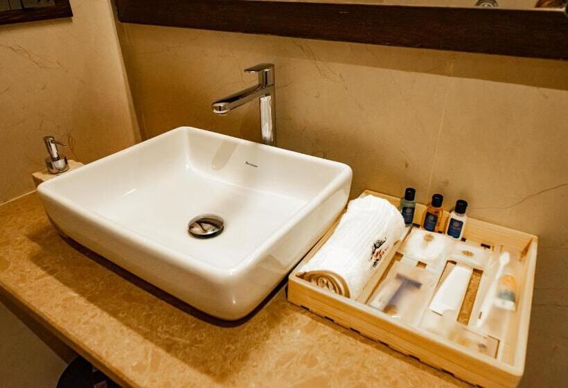 سوییت خانوادگی, The Royal Palace Hotel 400703