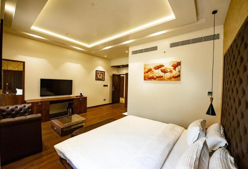سوییت خانوادگی, The Royal Palace Hotel 400703
