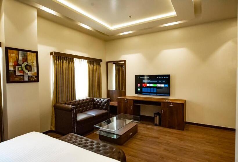سوییت خانوادگی, The Royal Palace Hotel 400703