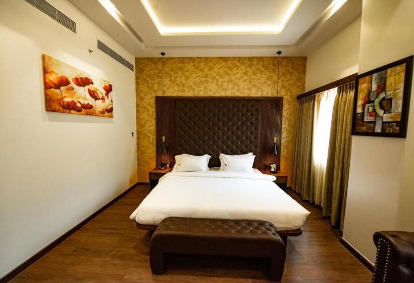 سوییت خانوادگی, The Royal Palace Hotel 400703