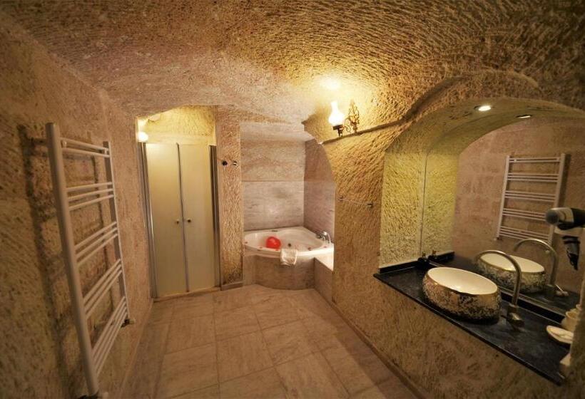 Quarto Triplo Estandar, Dedeli Konak Cave