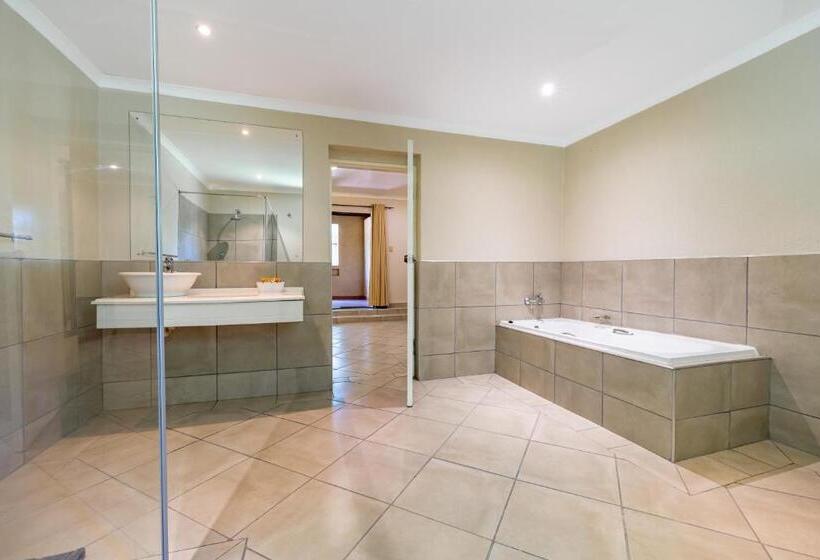 اتاق خانوادگی با چشم‌انداز باغ, Numbi & Garden Suites