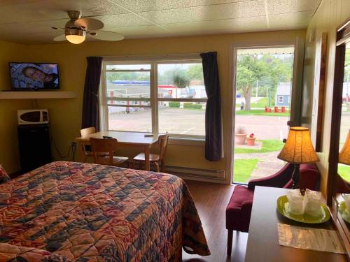 带2个双人床的标准工作室, Lakelawn B&b Motel