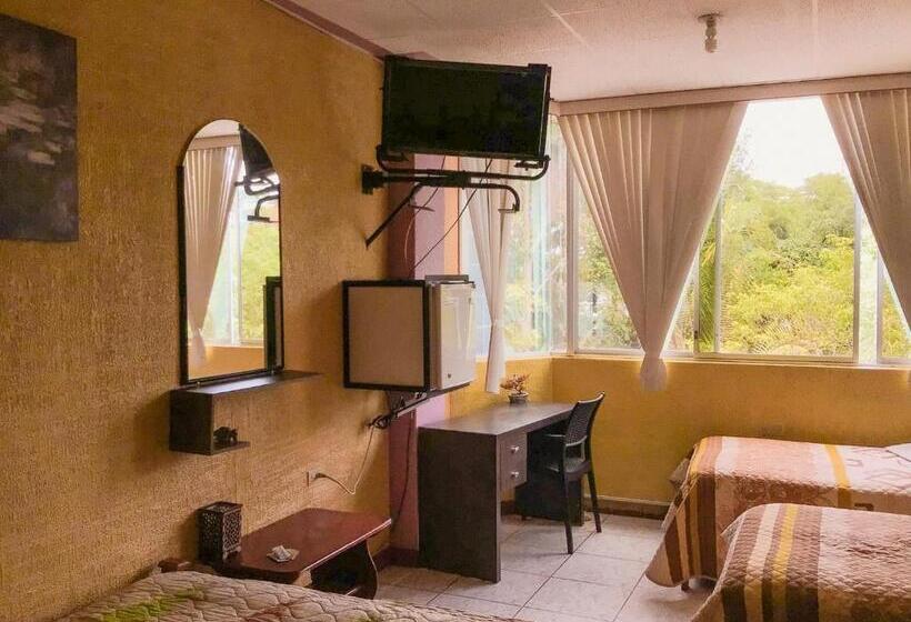 스탠다드 트리플 룸, Hostal R. Williams