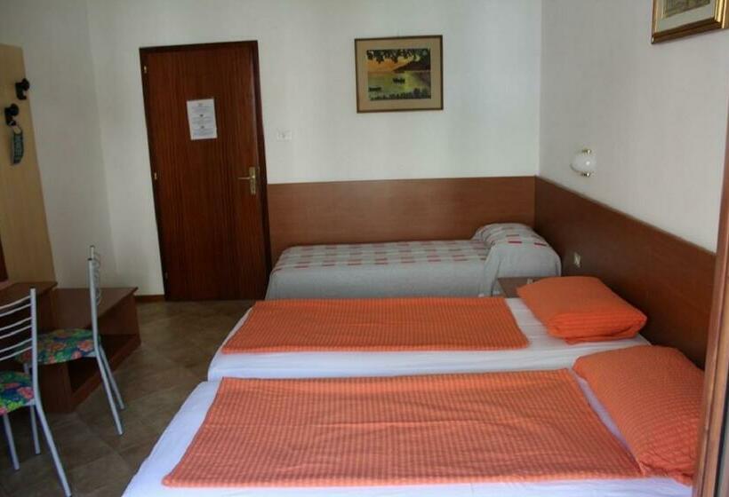 Quarto Triplo Estandar com Sacada, Villa Marina