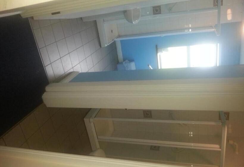 اتاق استاندارد یک نفره, Courtbrack Accommodation   Hostel