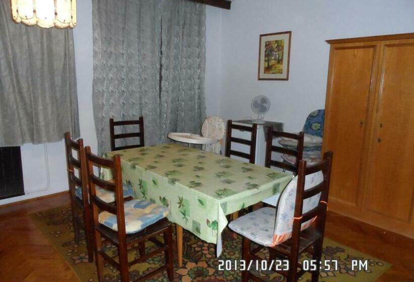 Дом 4 Спальни, Hársfaapartman és Vendégház