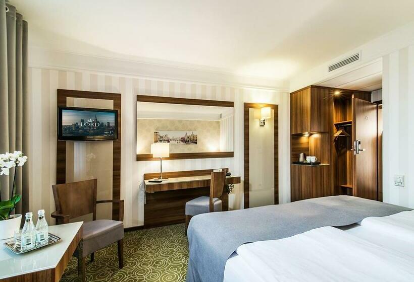 Quarto Estandar, Lord   Warsaw Airport
