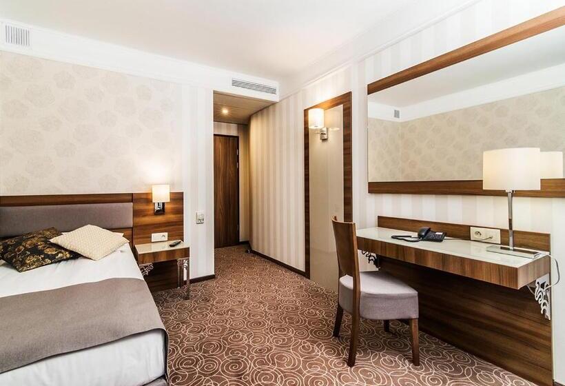 Quarto Estandar Individual, Lord   Warsaw Airport