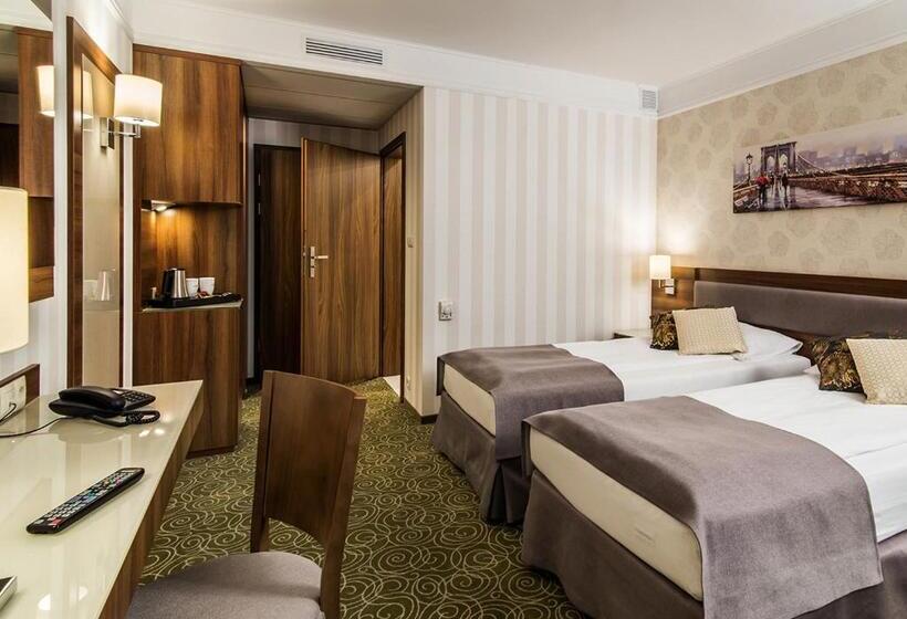 Quarto Estandar, Lord   Warsaw Airport