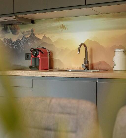 דירת שני חדרים, Hauseggerhof