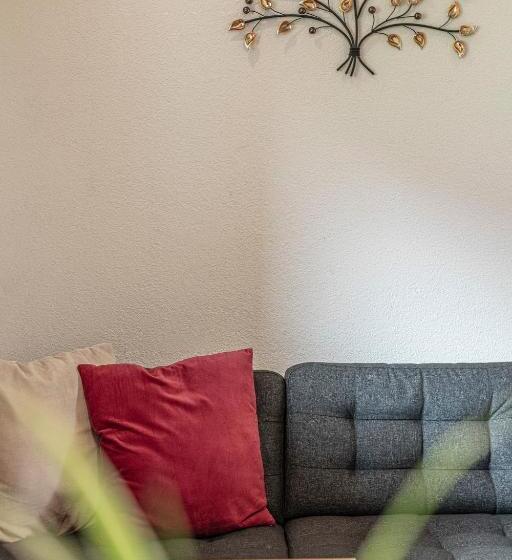 דירת שני חדרים, Hauseggerhof