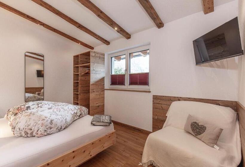 דירת שני חדרים, Hauseggerhof