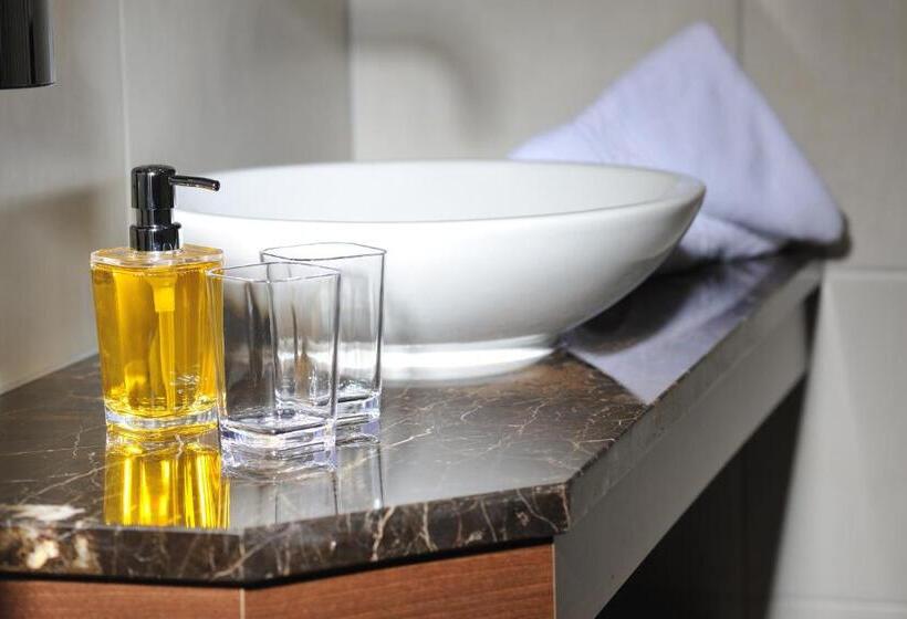 اتاق استاندارد یک نفره, Lamtana