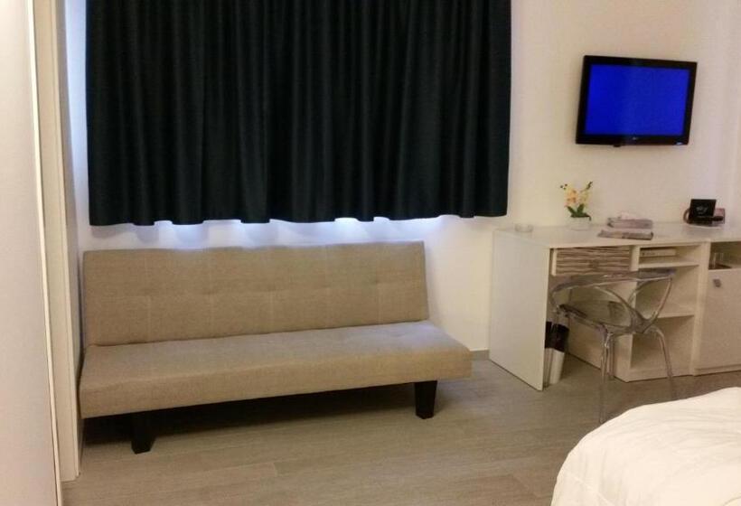 اتاق استاندارد سه تخته با بالکن, Miramare