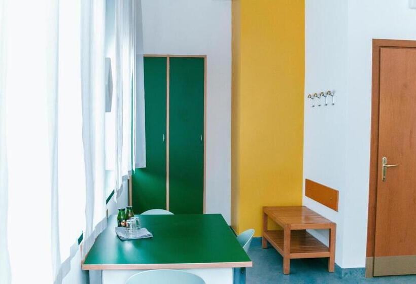غرفة قياسية رباعية, Open011