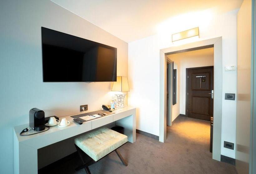 Полулюкс Superior, Wulfenia 4s   Adults Only