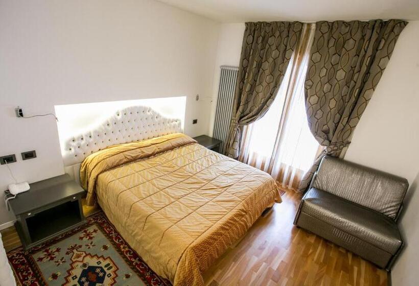 اتاق استاندارد سه نفره, Design Oberosler