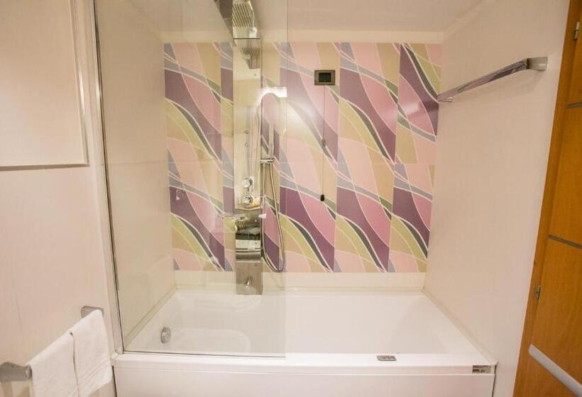 اتاق استاندارد چهار تخته, Design Oberosler