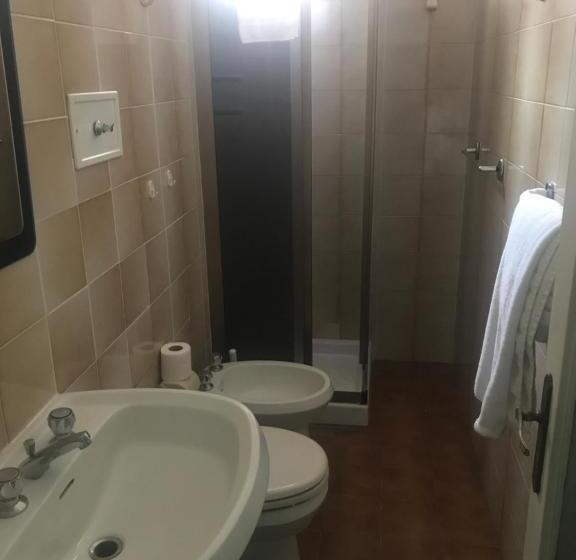 اتاق استاندارد سه نفره, Doria