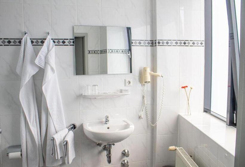 اتاق استاندارد سه نفره, Airport Hotel Jägerhof Weeze