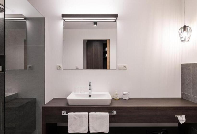 コンフォートルーム, Oliven  & Genusshotel Hirzer