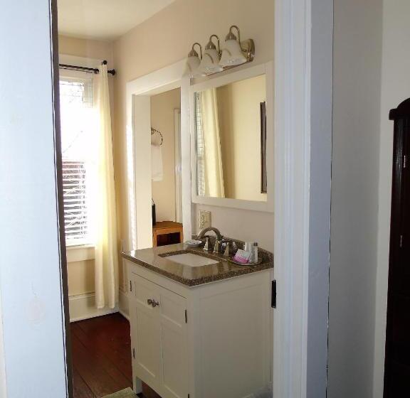 سوئیت با تخت بزرگ, The Charleston Inn Hendersonville Nc